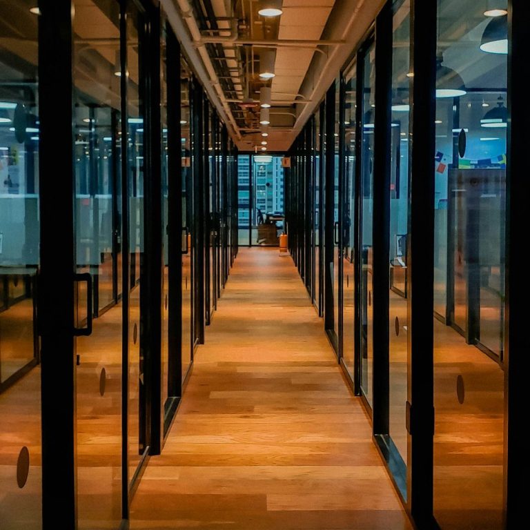 Nettoyage et dépoussiérage de bureaux en HAUTE-SAVOIE et SAVOIE Couloir de bureaux