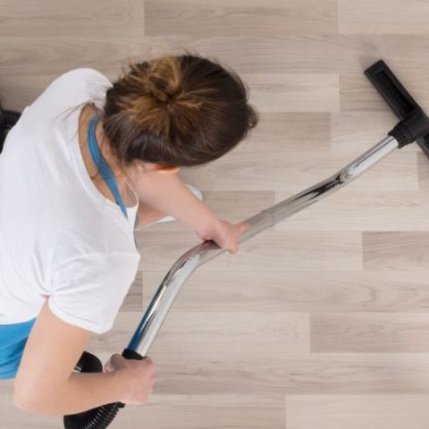 Entretiens et nettoyage de tous types de sols en Haute-Savoie et Savoie Une technicienne de la société de nettoyage 74 NETT située en Haute-Savoie aspire le sol d'une maison après déménagement